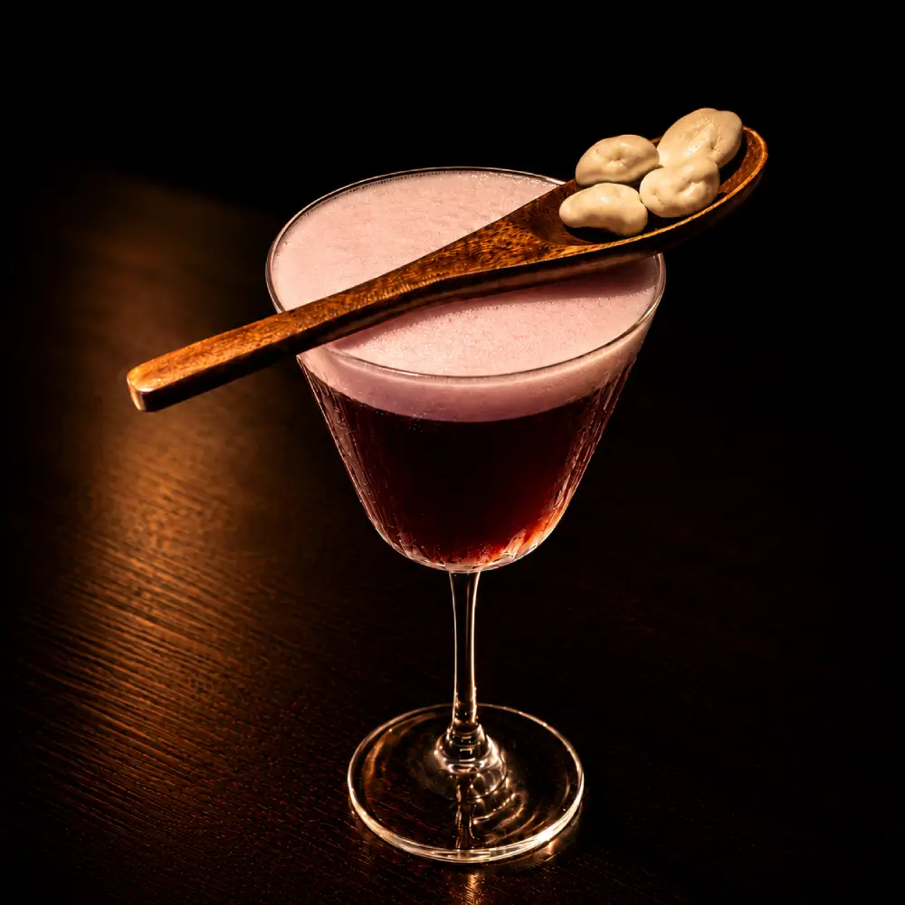台南酒吧｜歧門酒吧特色調酒「天鵝絨下的餘溫」，一杯有著深褐色澤與一層厚厚綿密白色奶泡的質感調酒。